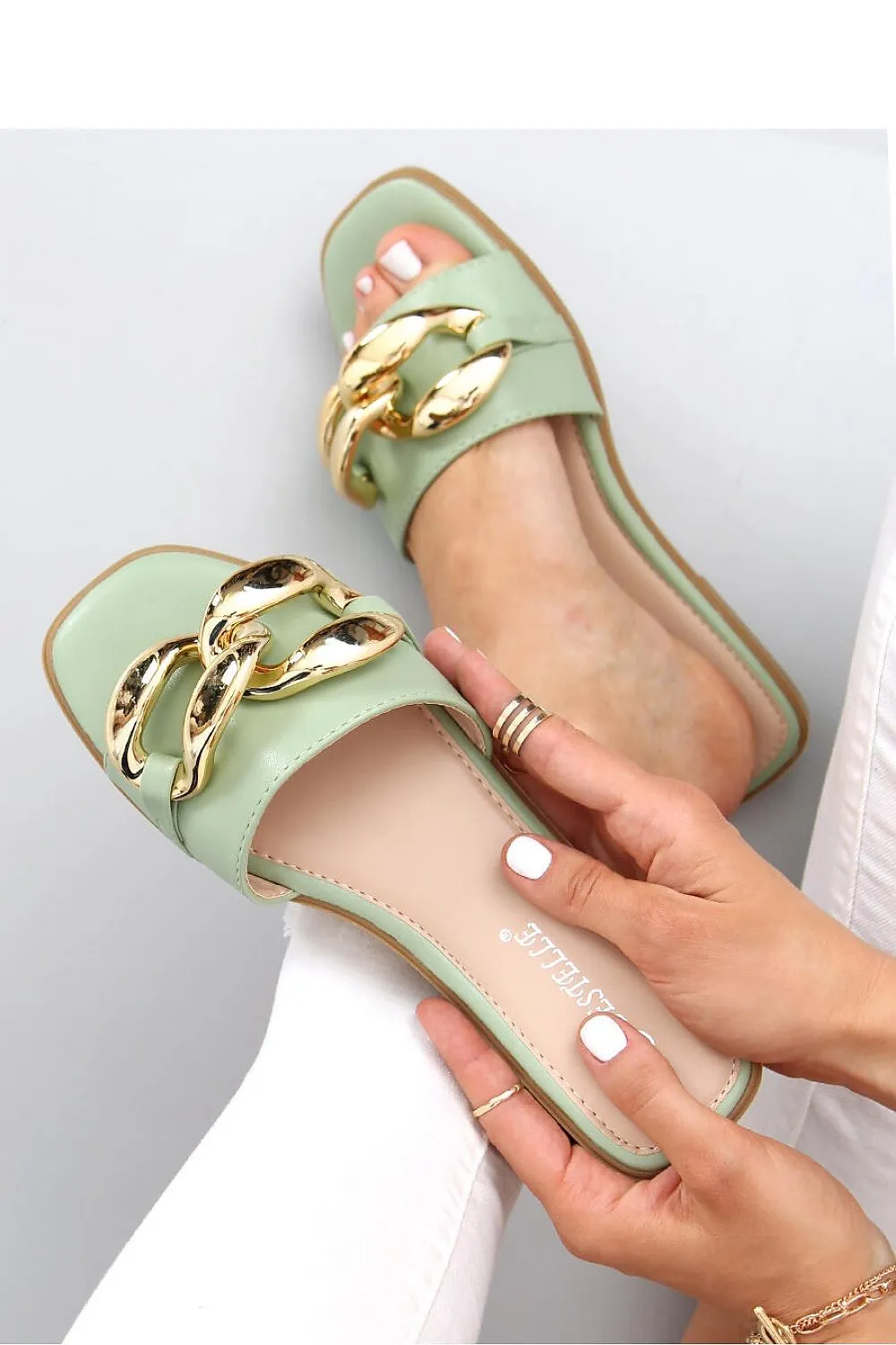 Ladies' flip-flops on a flat sole