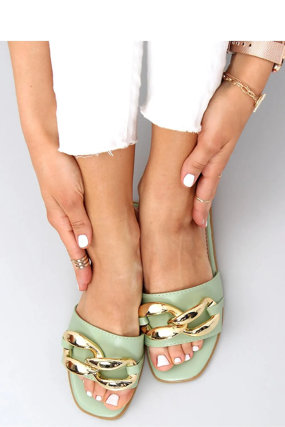 Ladies' flip-flops on a flat sole